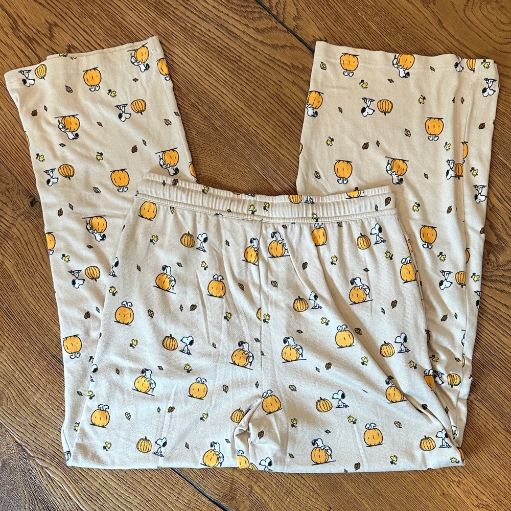 American Eagle Luxe Snoopy/Peanuts Lounge Set - Picture 6 of 7